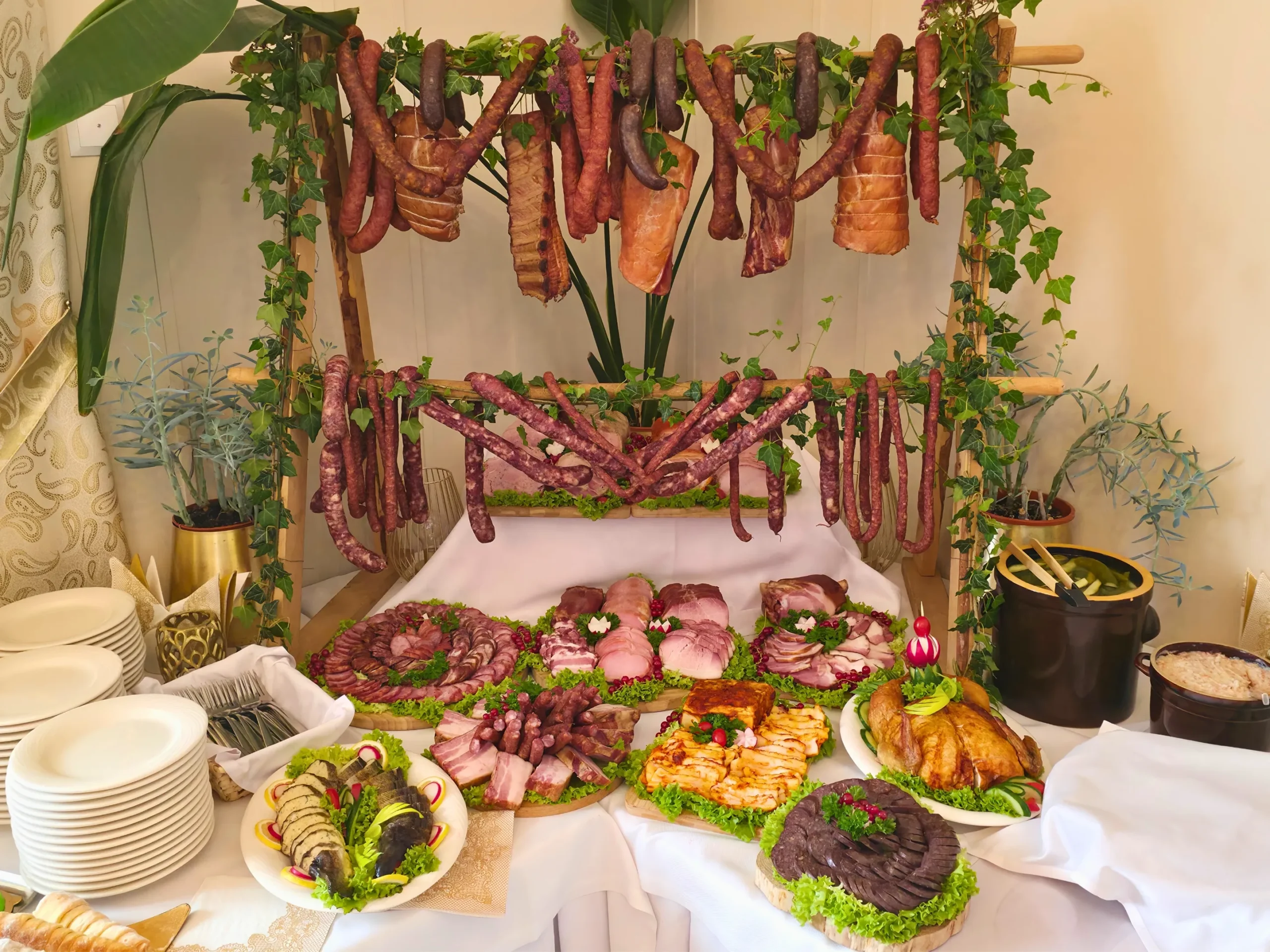 Stół wiejski wędlin